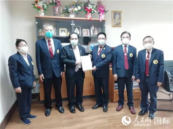 图为泰国中医师总会向泰国卫生部呈递请求报告,希望邀请中国中医医疗队来泰国协助抗疫救治。