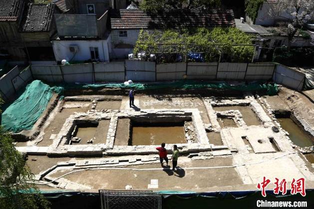 图为济南老城区高都司巷小学遗址考古工地现场。整个发掘区域约200平方米，根据整理，共划分出8组不同时期的遗迹。　沙见龙摄