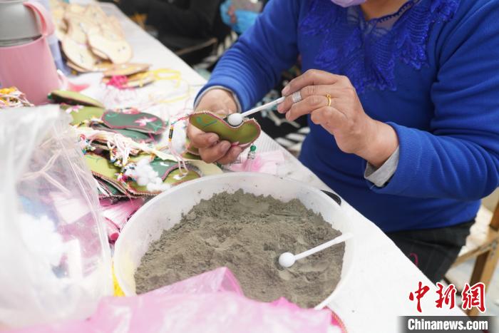 青海挖掘传统绣种打造“青绣”品牌