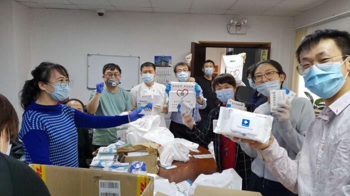 驻叶卡捷琳堡总领馆向中国留学生发放“健康包”