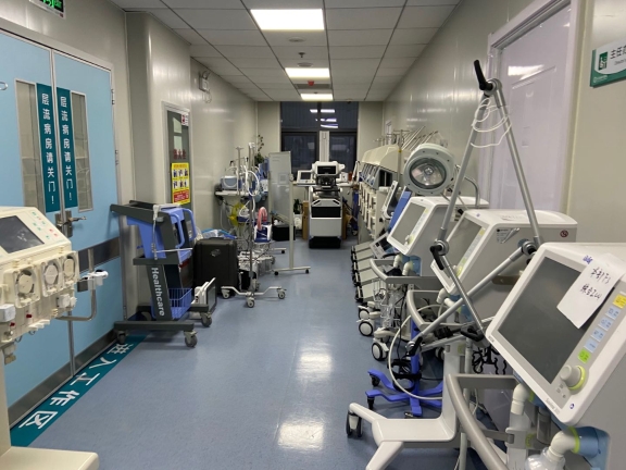  华中科技大学同济医学院附属协和医院西院ICU内，空置下来的呼吸机等仪器。最高峰时这一开设了20张床位的ICU收治过19名患者。