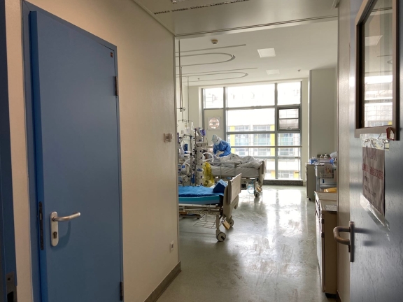 华中科技大学同济医学院附属同济医院中法新城院区ICU内，一名值班管床护士在为患者护理。