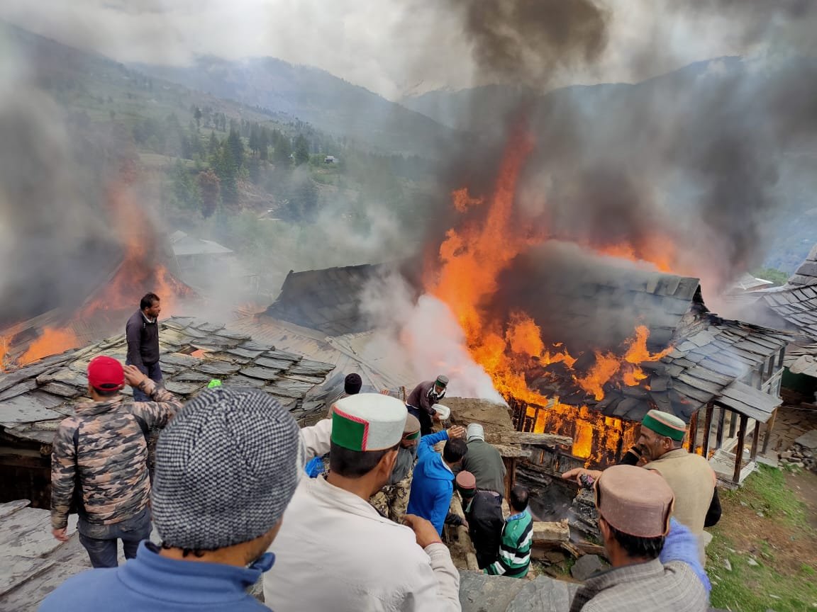 印度北部山区一村庄发生大火 1人遇难