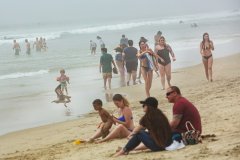 美国加州州长要求关闭所有海滩 橙县官员：反对！