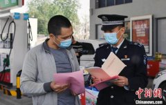 北京环保部门向民众宣传新政