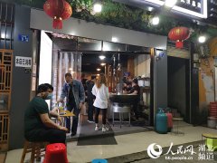 记者探访：武汉餐饮店逐步恢复堂食扫码测温