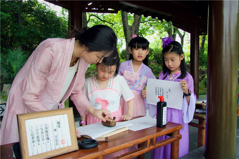 江苏：景点降价助推假日经济政府发券刺激消费复苏