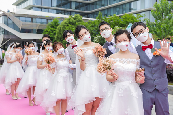 阿里日举办“口罩婚礼” 张勇证婚：爱情要像公司一样用心运营