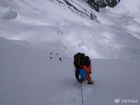 修路运输队员突破北坳天险预计12日修通顶峰路线