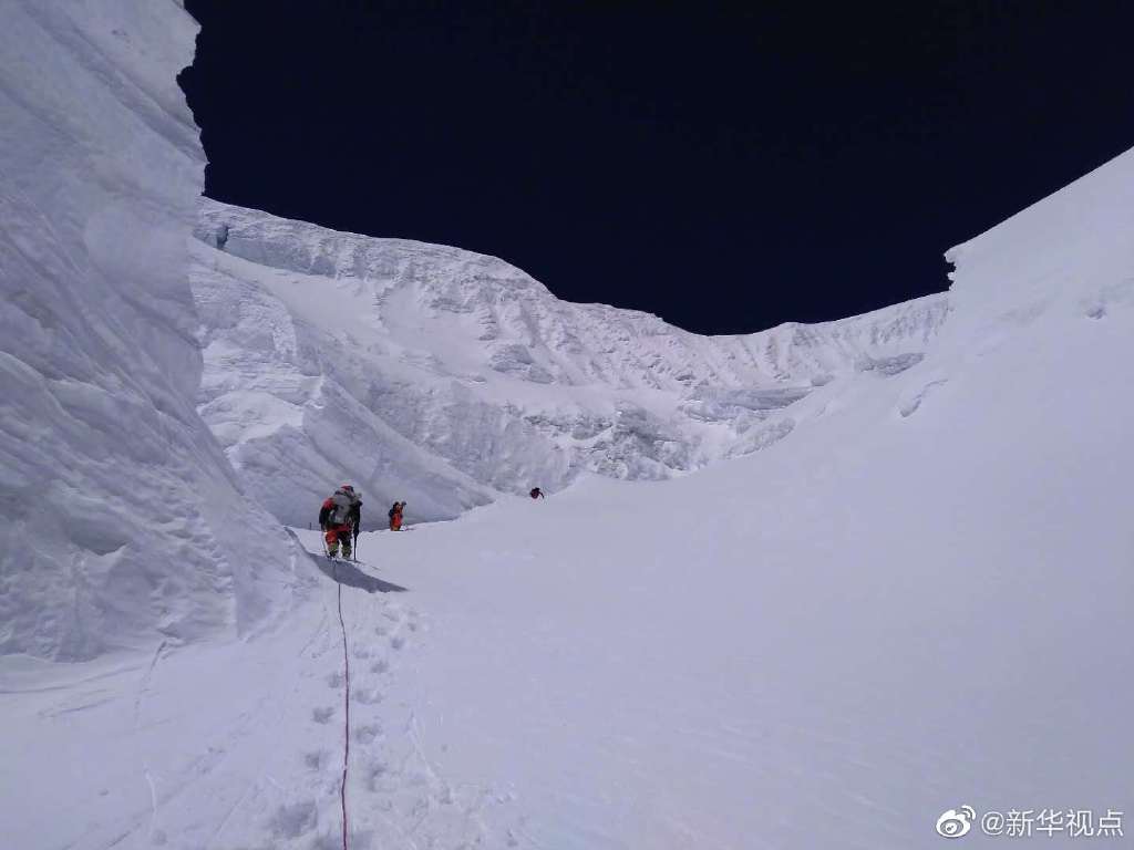 修路运输队员突破北坳天险预计12日修通顶峰路线