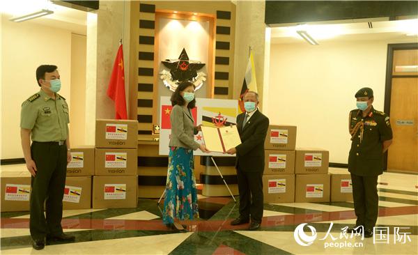 中国人民解放军向文莱皇家武装部队捐赠抗疫物资。中国驻文莱大使馆供图。