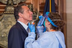 纽约州长现场示范接受新冠病毒检测 一连串