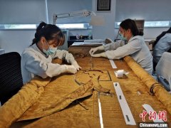 丝绸博物馆“女医生”：20余年巧手缝补 