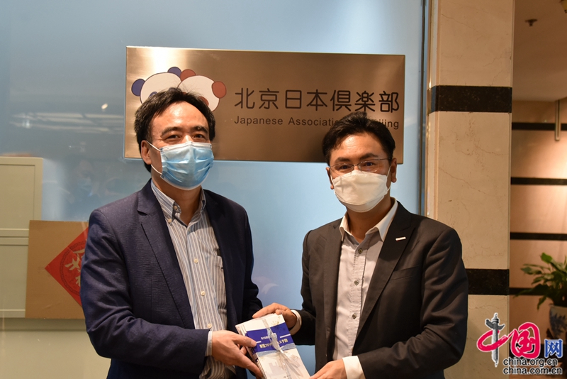 中国外文局所属单位向北京日本俱乐部捐赠抗疫图书