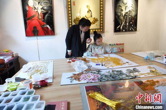 中国三代民间艺人的“珐琅情” 传承中创新让艺术亲近生活