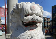 加拿大唐人街石狮子被涂辱华字样，警方：严查！