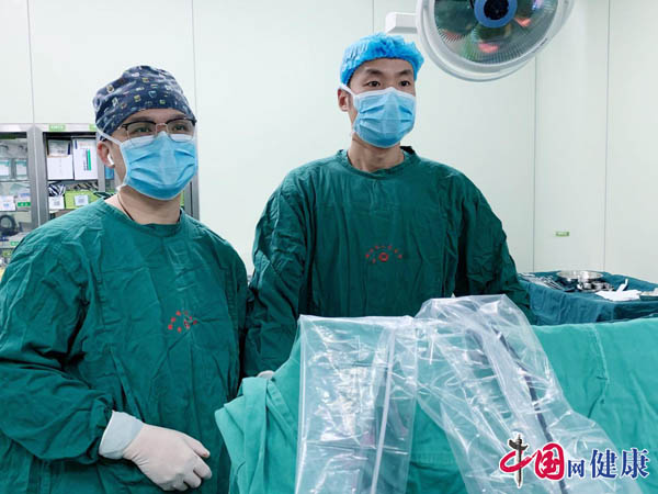 无痕摘瘤，美丽依旧 ——柳州市人民医院首例经腋窝入路腔镜甲状腺手术成功
