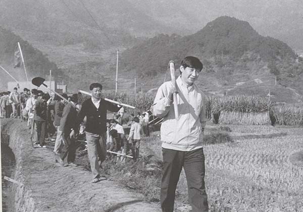 一见·他脚步坚实走在田埂上