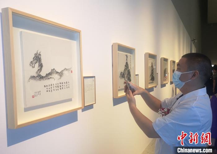 湘籍艺术家绘制抗疫水墨山水画 用艺术致敬战疫英雄