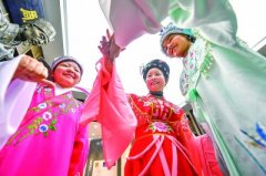 小戏迷学戏曲感受中华传统文化的魅力