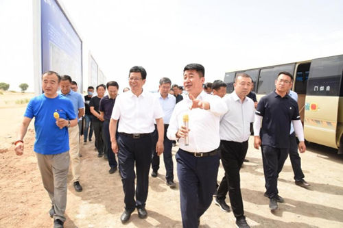 内蒙古自治区副主席李秉荣视察中国乳业产业园西部中心奶源基地