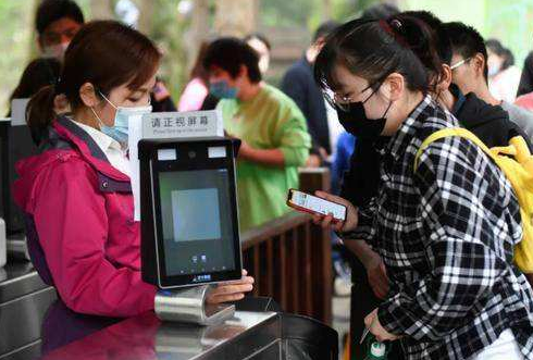 旅游从业者纷纷转型“花式自救” 有人兼职送外卖