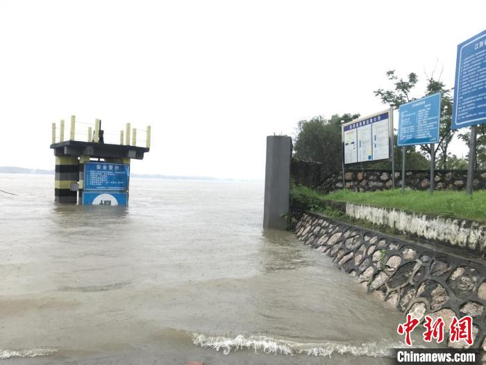 水位持续上涨江西至安徽长江渡口暂时停运