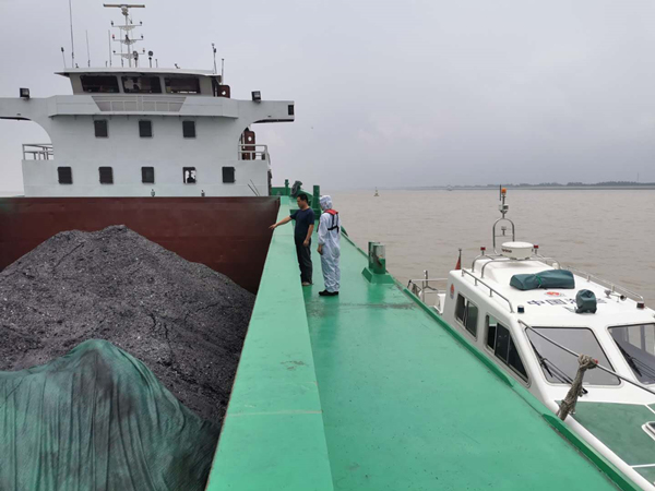 涂改船名引怀疑上海海警查获近万吨涉走私煤炭