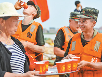 圩堤之上军民情深(防汛救灾全力以赴)