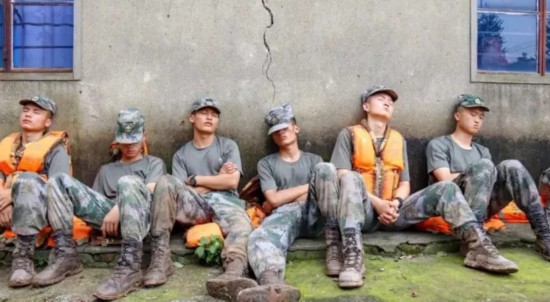 图片说明：持续奋战的第72集团军某合成旅官兵们，席地而坐睡着了。（来源：东部战区）.webp.jpg