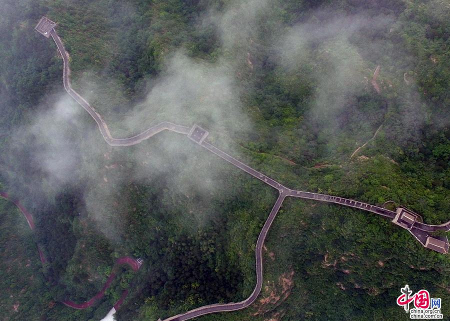 夏日金山岭山色空蒙雨亦奇 长城凸现雄壮和秀美