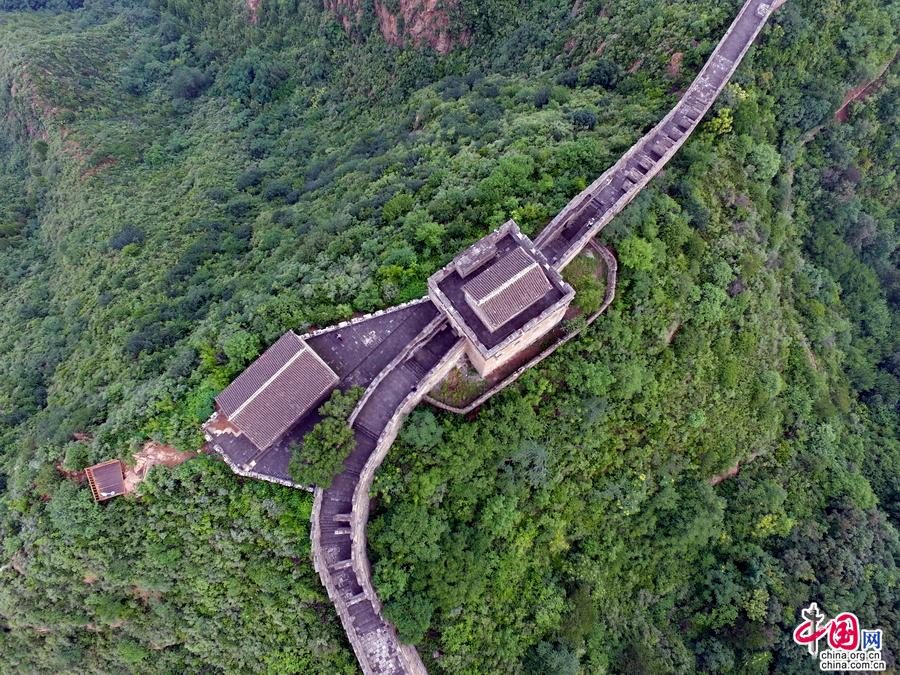 夏日金山岭山色空蒙雨亦奇 长城凸现雄壮和秀美