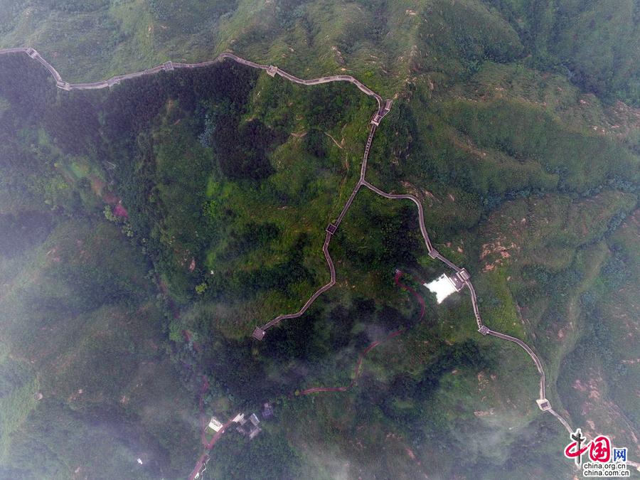 夏日金山岭山色空蒙雨亦奇 长城凸现雄壮和秀美