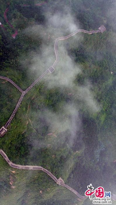 夏日金山岭山色空蒙雨亦奇 长城凸现雄壮和秀美