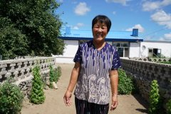 幸福花开新边疆：小庭院种出“致富果” 贫困户成为“示范户”
