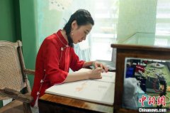 成都一女律师转行设计传统旗袍 守护传统手工艺之美