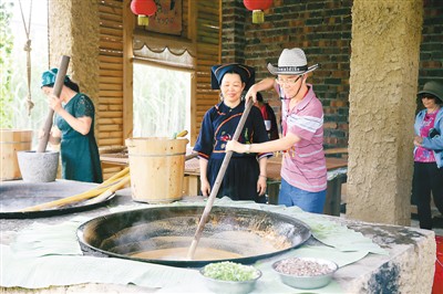 贫困山村变身特色旅游区