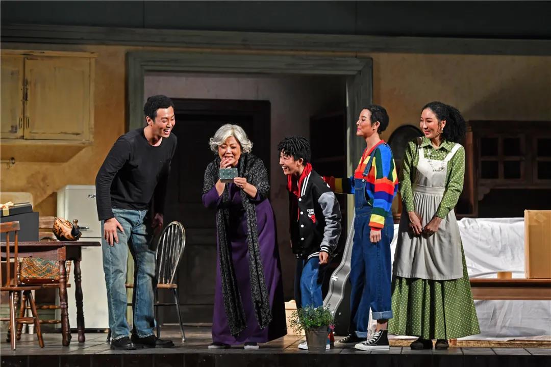 英达执导人艺新戏首演 《阳光下的葡萄干》 跨越时代国界反映现实