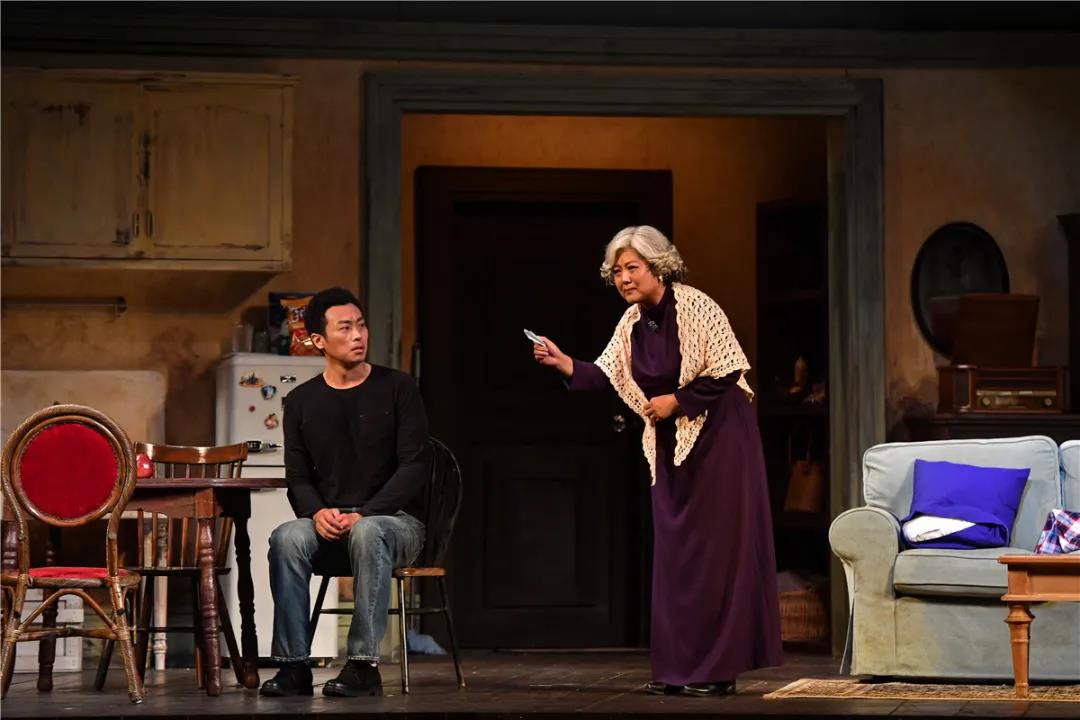 英达执导人艺新戏首演 《阳光下的葡萄干》 跨越时代国界反映现实
