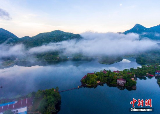 海南尖峰岭天池宛若仙境