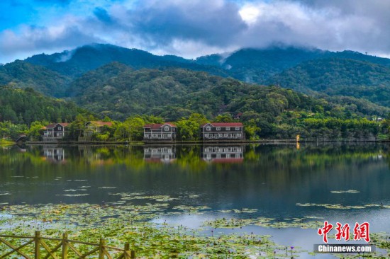 海南尖峰岭天池宛若仙境