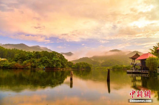 海南尖峰岭天池宛若仙境