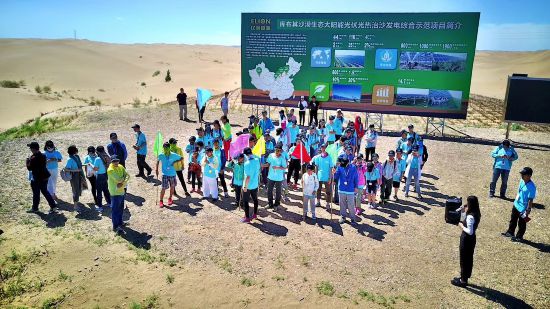 图为孩子们在库布其沙漠参观。资料图片 (2).jpg