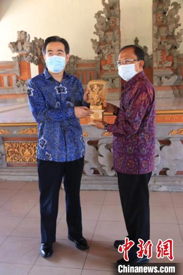 中国驻印尼登巴萨总领事朱兴龙到任拜会巴厘省长