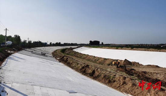 南水北调东线一期北延应急供水工程河道衬砌完成过半