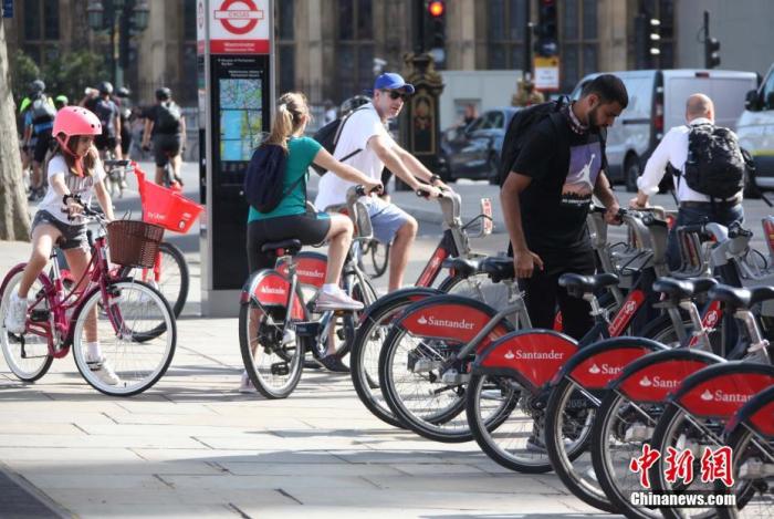 疫情之下为保持社交距离 英国掀起“自行车热潮”