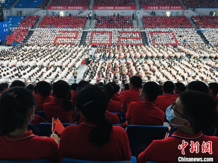 武大为投身湖北抗疫一线医护子女颁发奖励证书