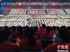 武大为投身湖北抗疫一线医护子女颁发奖励证书