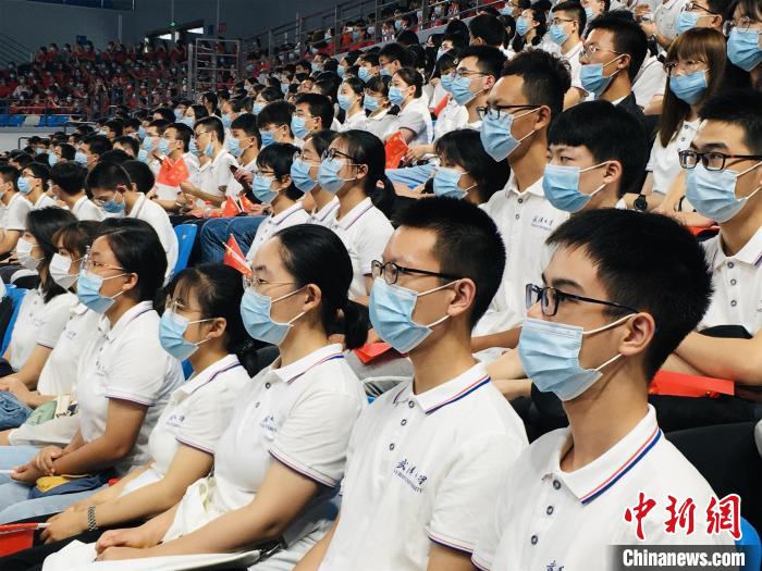 新生参加开学典礼 马芙蓉 摄