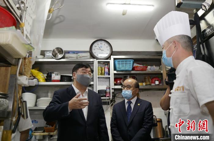 中国驻韩大使邢海明慰问华侨商户